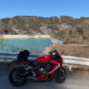 神流湖の南側よりエメラルドグリーンの湖面を眺めるwith CBR650R