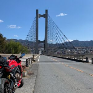 ハープのような秩父のシンボル橋「秩父公園橋」にてwith CBR650R