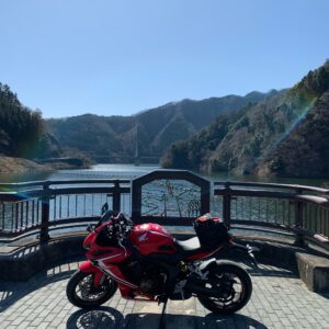 合角ダムより西秩父桃湖を眺めるwith CBR650R