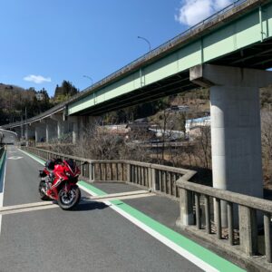 秩父・佐久良橋の側道にてwith CBR650R②