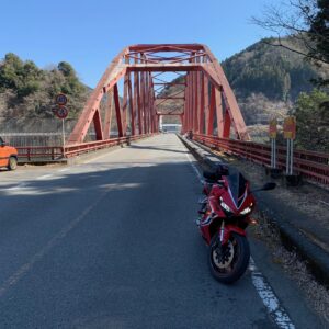西秩父桃湖に架かる赤い橋にてwith CBR650R