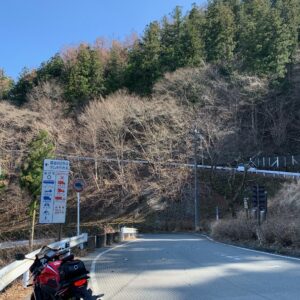 秩父・下久保ダム上に続くロード入口with CBR650R