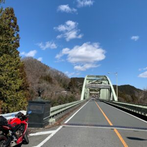 秩父市街の荒川に架かる日野鷺橋にてwith CBR650R