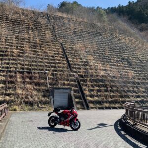 合角ダムのこれから緑一色になりそうな壁with CBR650R