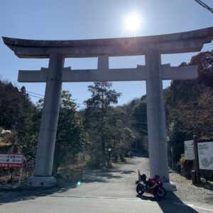 金鑽神社一の鳥居にてwith CBR650R