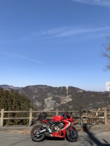 城峯公園入口手前の視界が抜けるポイントにてwith CBR650R