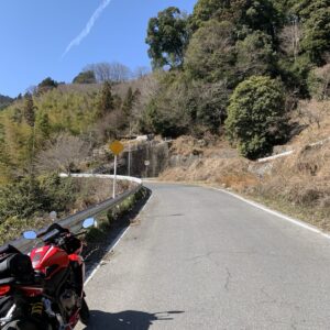 城峯公園へ登って行く山間のロード風景with CBR650R