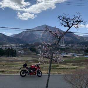 寺坂棚田での武甲山と桜と CBR650R