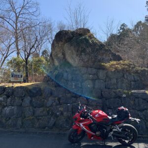 城峯公園のかえる岩とCBR650R