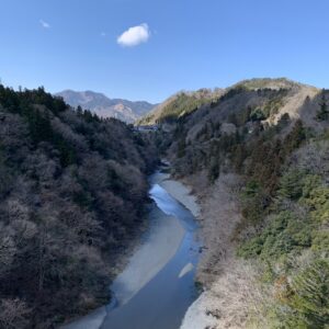 秩父市街の荒川に架かる日野鷺橋にて