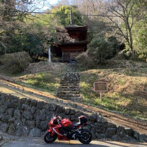 自然の中に建つ金鑽神社多宝塔にてwith CBR650R