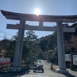 大きな金鑽神社一の鳥居にてセンタリングショットwith CBR650R