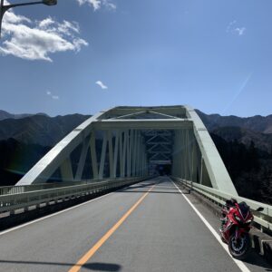 秩父市街の荒川に架かる日野鷺橋にてwith CBR650R④