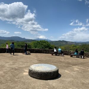 神奈川県二宮町海沿いの高台にある吾妻山公園内の山頂の円形状の展望台にて