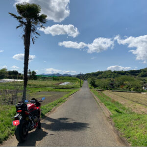 神奈川県秦野市の田原ふるさと公園の脇道より富士山を眺めるwith CBR650R