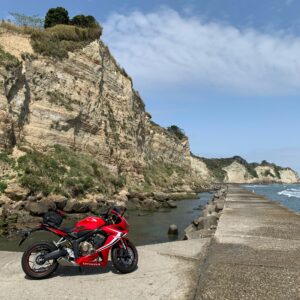 外房の陸と海のボーダーラインのジオパーク的風景にてwith CBR650R