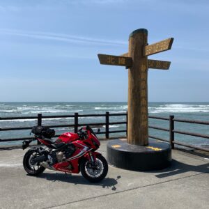 静岡県御前崎岬の最南端モニュメントにてwith CBR650R