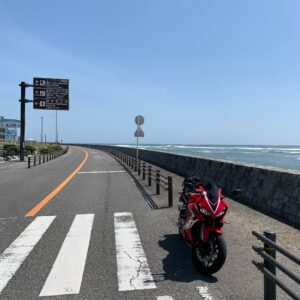 静岡県御前崎サンロードにてwith CBR650R