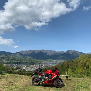畑の展望台から眺める新緑になりつつある丹沢山系の眺めwith CBR650R