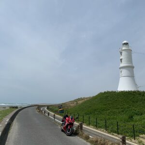 可愛らしい白亜の掛塚灯台 with CBR650R