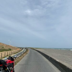 掛塚灯台へ向かう海際の小道にてwith CBR650R