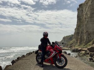 外房の陸と海のボーダーラインにてwith chizuo＆CBR650R