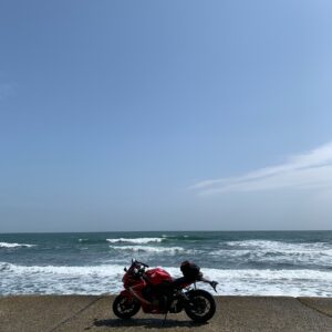 外房の陸と海のボーダーラインの海しかない風景にてwith CBR650R