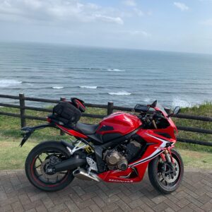 房総半島・外房の飯岡灯台の丘から眺める海とCBR650R
