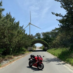 大東海洋公園にほど近い緑のトンネルと風車とCBR650R