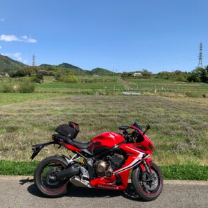 神奈川県秦野市の田原ふるさと公園の脇道の淡い紫の風景with CBR650R
