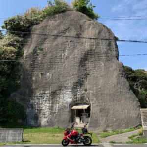 外房の名も無き一枚岩とCBR650R