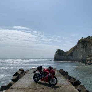 外房の陸と海のボーダーラインのゴールにてwith CBR650R