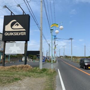 九十九里ビーチライン一宮周辺のサーファーショップ風景