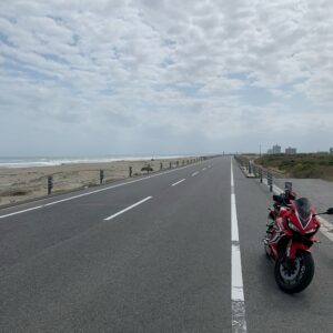 九十九里有料道路の海が見えるエリアにてwith CBR650R
