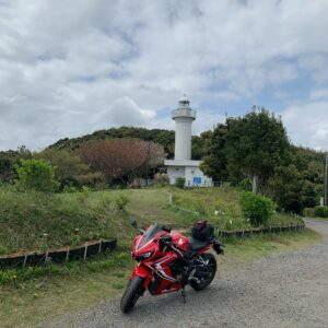 緑に囲まれた太東埼灯台の風景