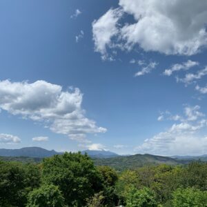 神奈川県二宮町海沿いの高台にある吾妻山公園内の山頂の展望台からの眺め「①富士山」