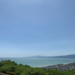 神奈川県二宮町海沿いの高台にある吾妻山公園内の山頂の展望台からの眺め「②真鶴」