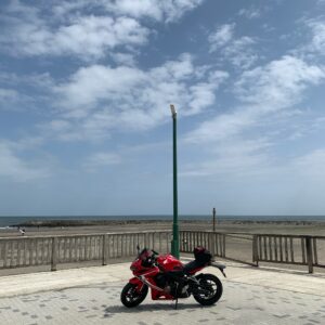 房総半島・外房の大原海水浴場の穏やかな風景with CBR650R