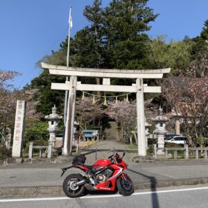 高滝湖沿いの高滝神社鳥居にてwith CBR650R