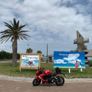 房総半島・外房の大原海水浴場で出迎えてくれた2つの看板にてwith CBR650R