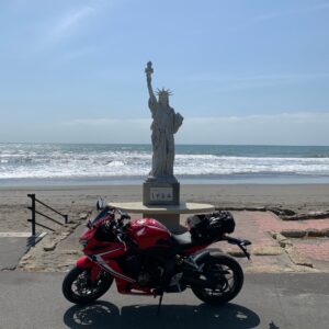 静岡県静波海水浴場の自由の女神with CBR650R