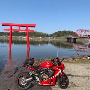 高滝湖の満潮？の赤い鳥居にて