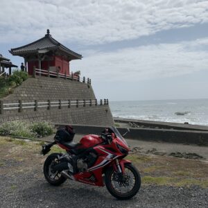 陸際に建つ岩船不動尊with CBR650R