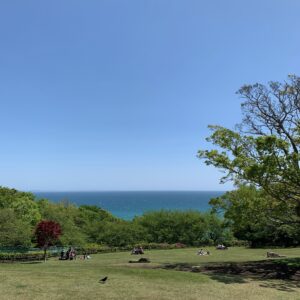 神奈川県二宮町海沿いの高台にある吾妻山公園内の山頂の展望台からの眺め「③相模湾」