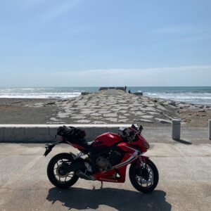 静岡県静波海水浴場の駐車場にてwith CBR650R