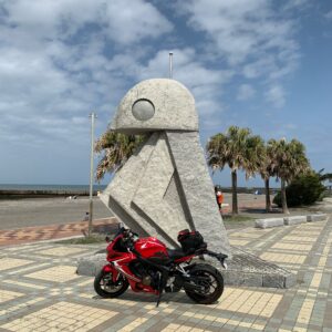 房総半島・太東海水浴場の謎のオブジェにてwith CBR650R