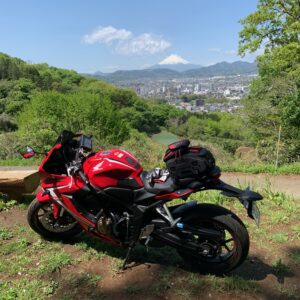 神奈川県秦野市弘法山展望所からの富士山の眺めwith CBR650R