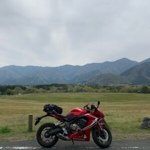 一大芝生エリアの朝霧自然公園の風景with CBR650R