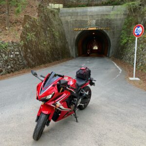 志賀坂トンネルを超えて群馬県に入ったCBR650R