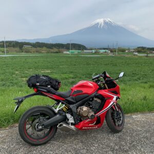 緑の草原と富士山とCBR650R